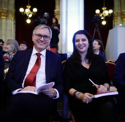Am 6. Dezember 2017 fand der Innovation in Politics Awards 2017 im Rathaus statt. Im Bild Sozialminister Alois Stöger (l.) mit Staatssekretärin Muna Duzdar (r.).